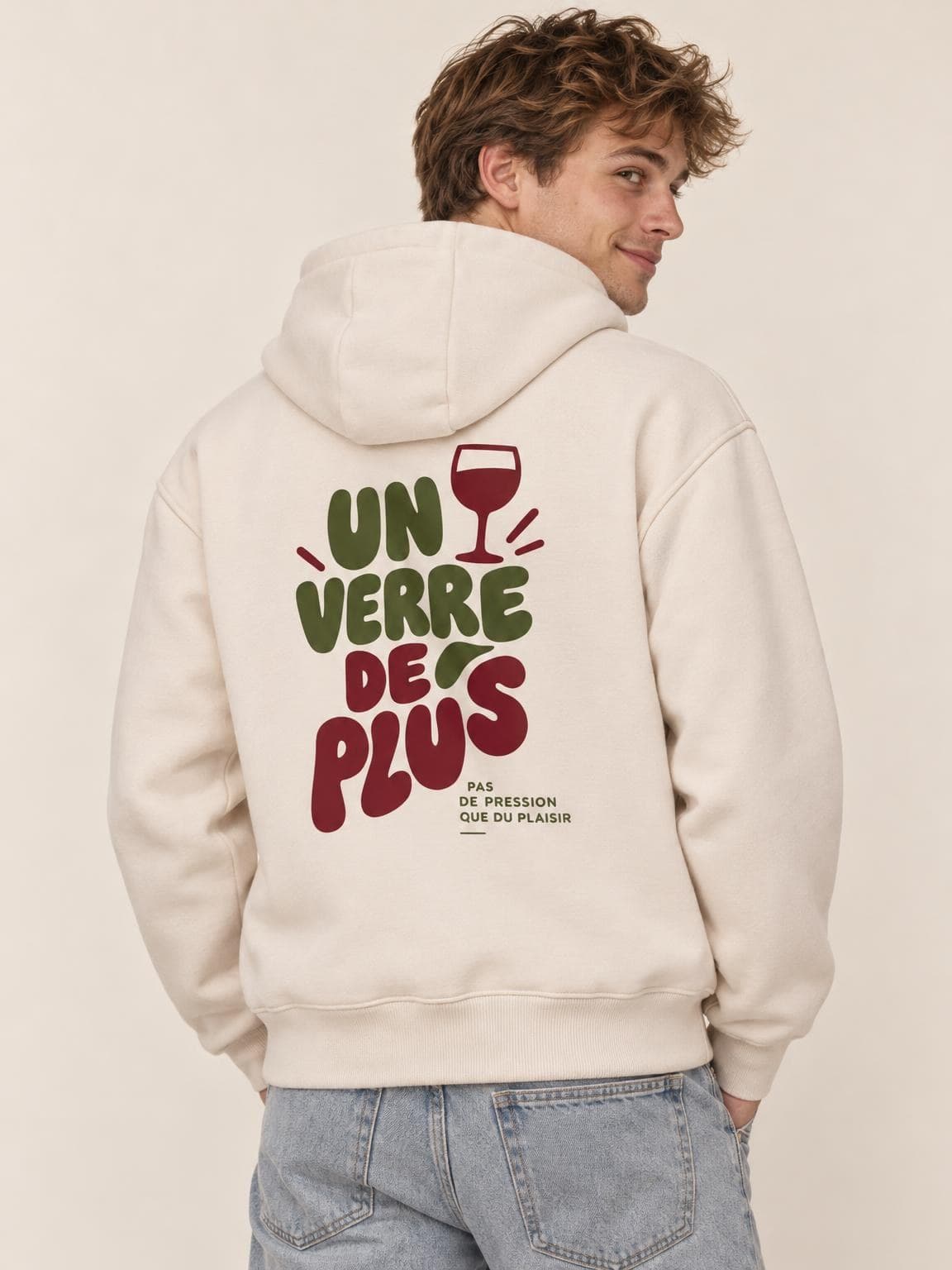 Hoodie vin Un Verre de Plus porté de dos