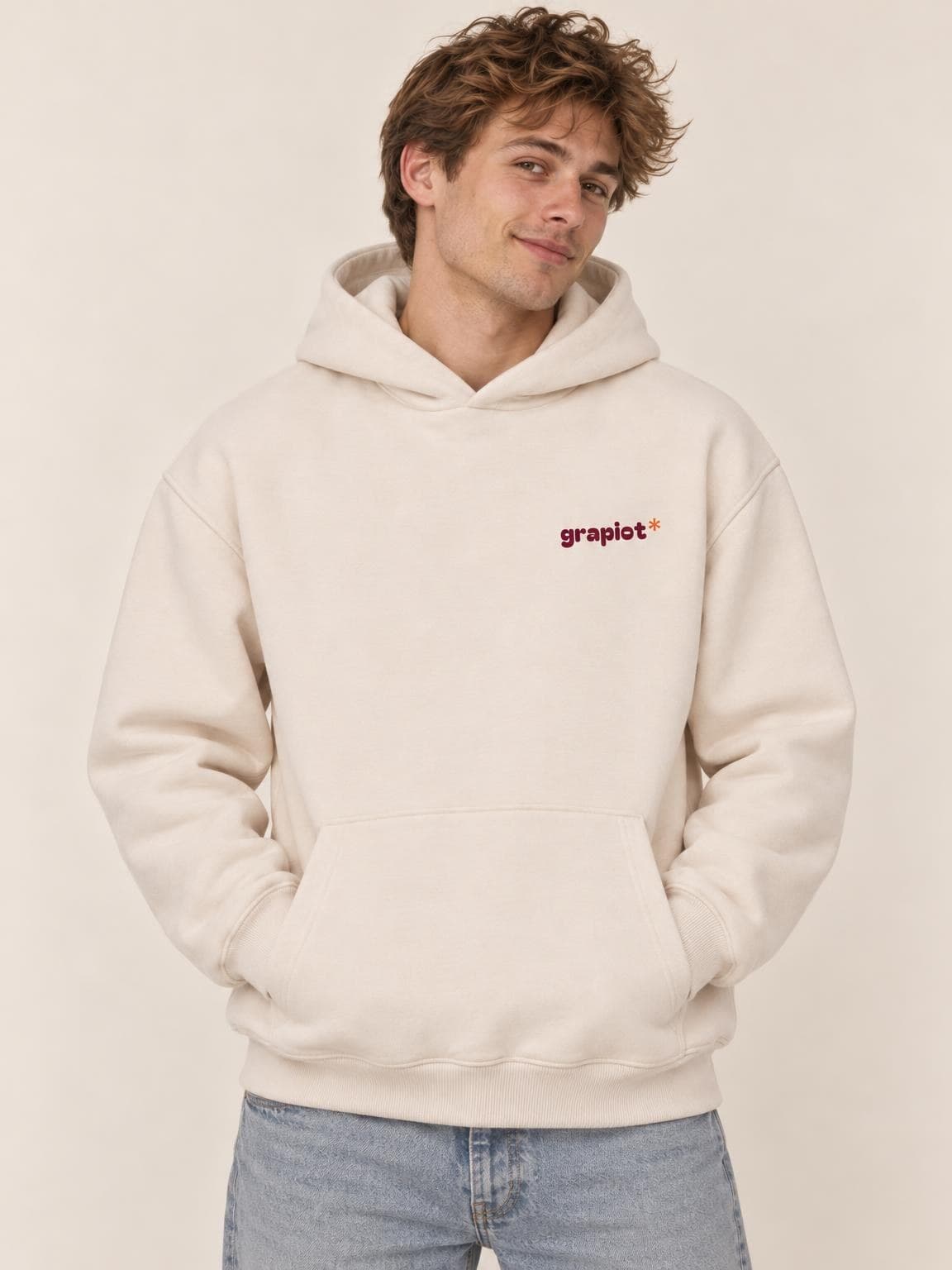 Hoodie vin Un Verre de Plus vu de face, petit logo grapiot