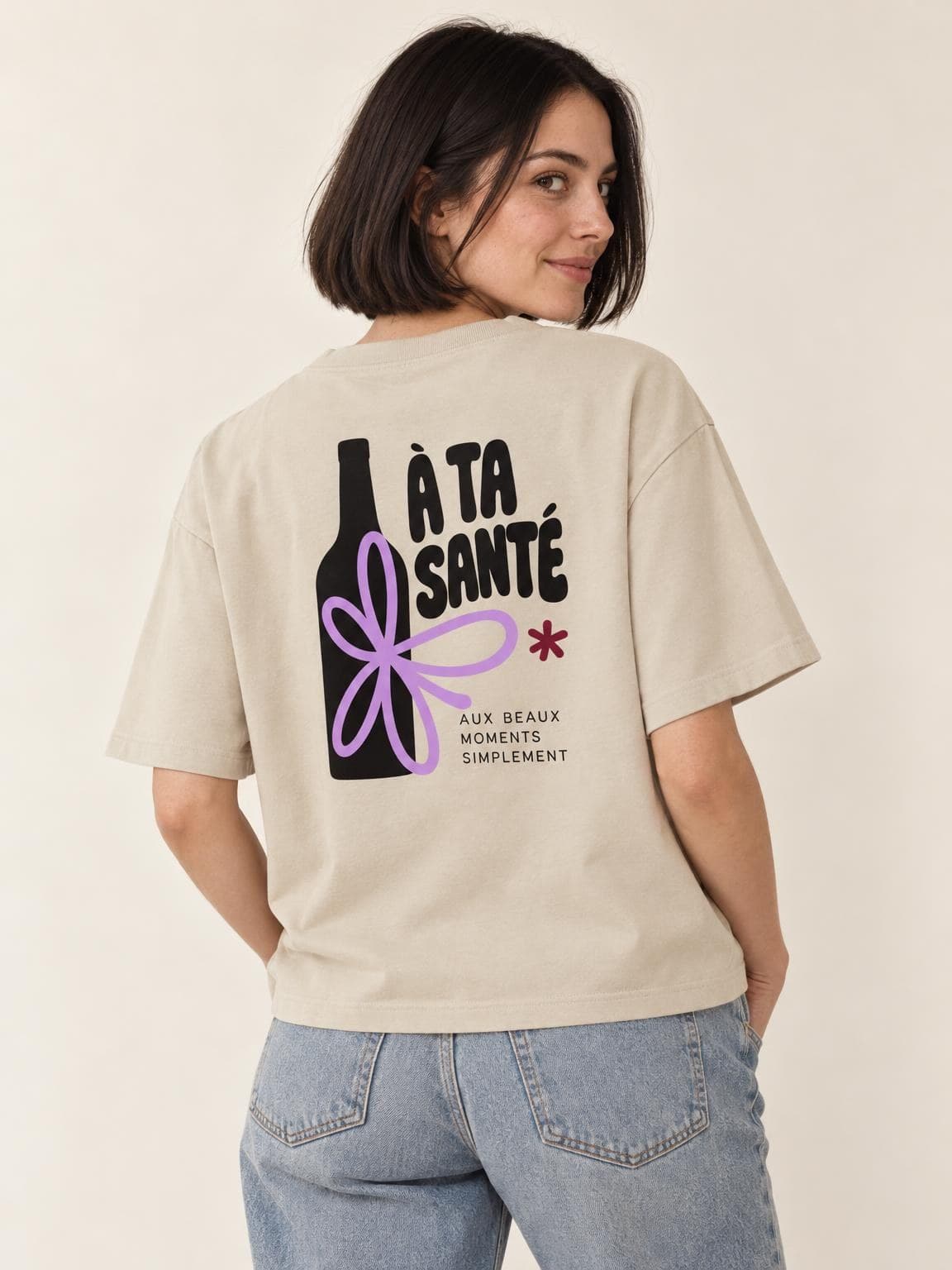 T-shirt À ta Santé porté de dos, l’idée cadeau qui marche à tous les coups